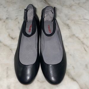 TSUBO Black Leather Flats Size 9.5